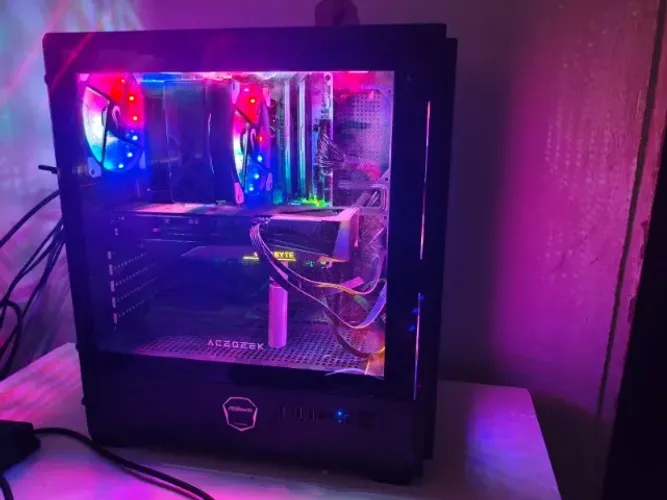 PC Gamer StormCaster Ryzen 7 9700X RX 7600 32GB DDR5 1TB