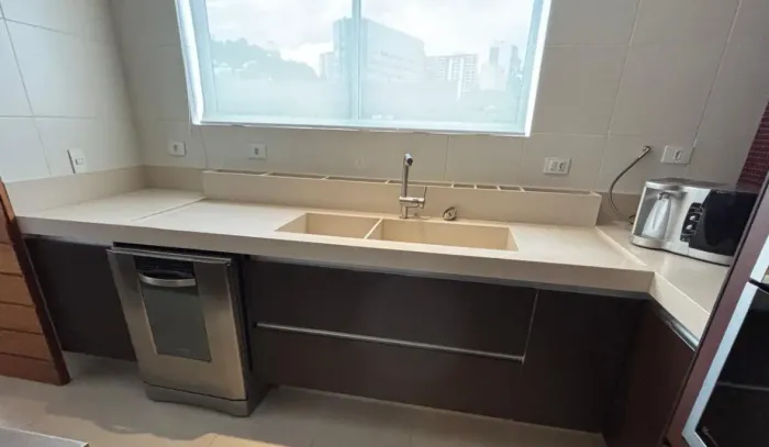 Bancada com pedra corian e armários Kitchens