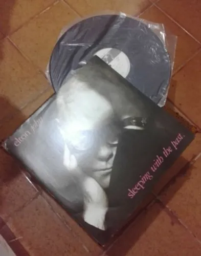 Lp do Elton John - Sleeping With The Past