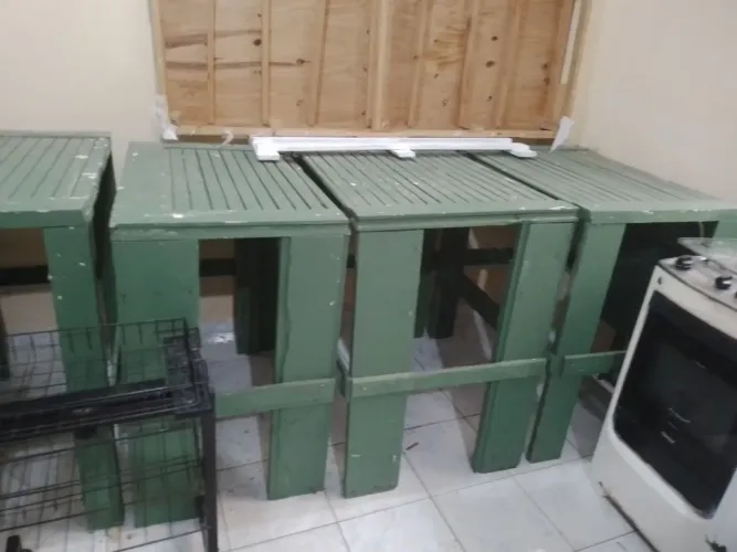 Mesa de madeira, 100$ casa.