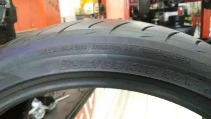 pneu 255/35 19 yokohama advan fleva vulcanizado