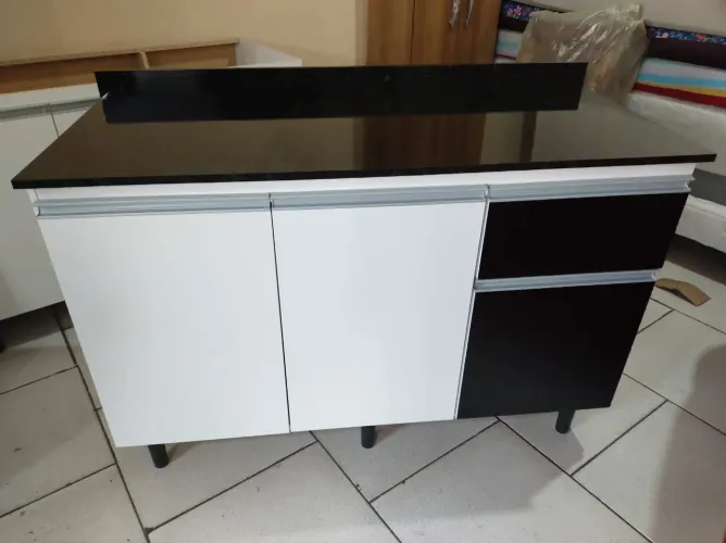 Balcão com tampo reto 3 portas 1 gaveta com corrediça metálica 