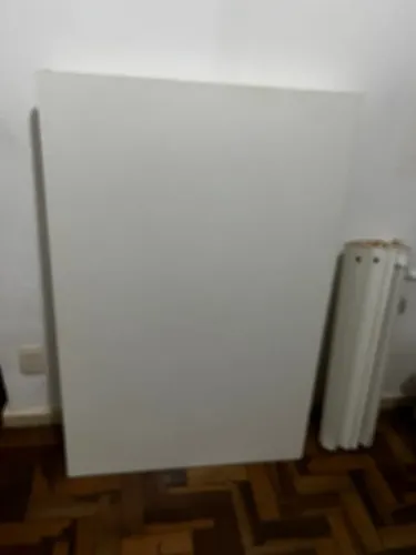 Mesa branca para diversas finalidades