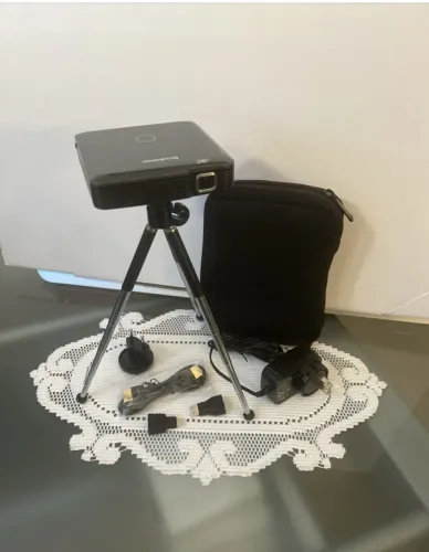 Projetor Brookstone com Acessórios Inclusos - Excelente Estado!