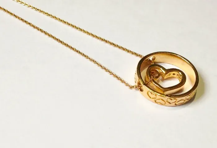 Colar com Pingente de Coração Banhado a Ouro 18K - Amor e Sofisticação