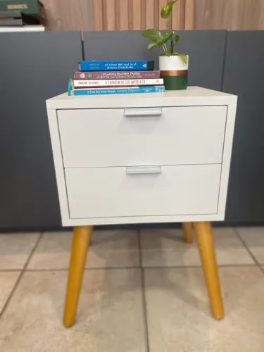 Mesa de cabeceira branca com 2 gavetas
