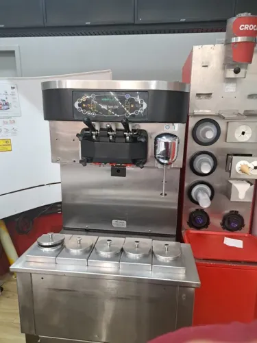 Máquina de Sorvete e açaí Taylor c712 com bomba