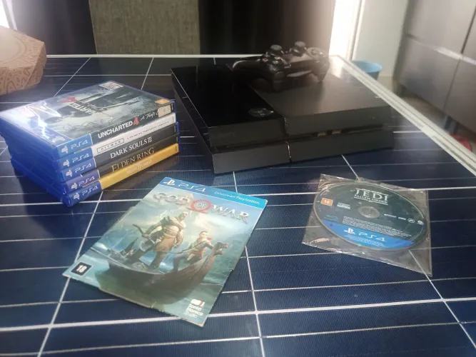 Playstation 4 acompanhado de vários jogos e um controle original sem drift