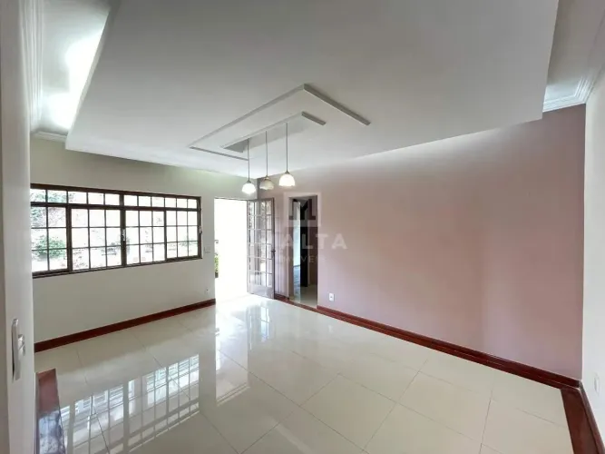 Casa à Venda com 4 Quartos, 2 Suítes e 4 Vagas no bairro Tirol/BH!