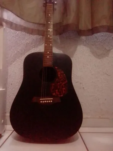 Vende-se , violão só está faltando duas cordas