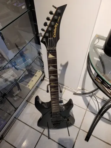 Guitarra Elétrica Celebrity ST-1000