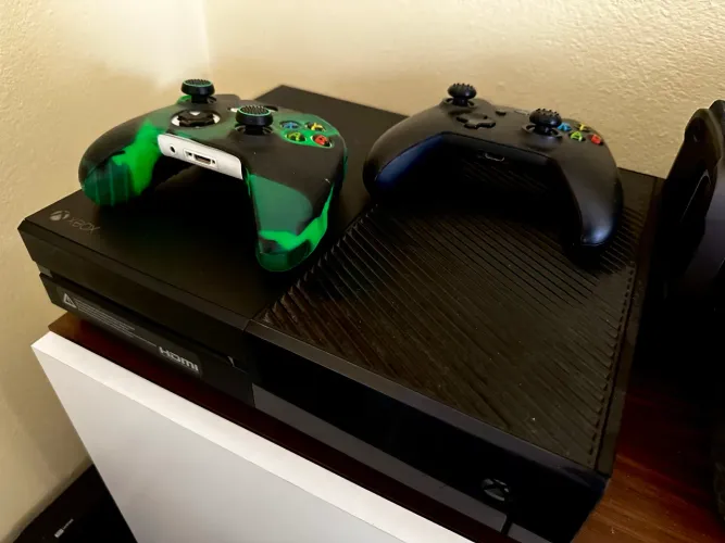 Xbox one 1 terabyte com 2 controles e Kinect