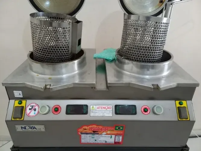 Máquina industrial para fritar frango
