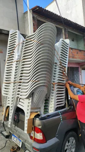 Cadeiras de plástico brancas