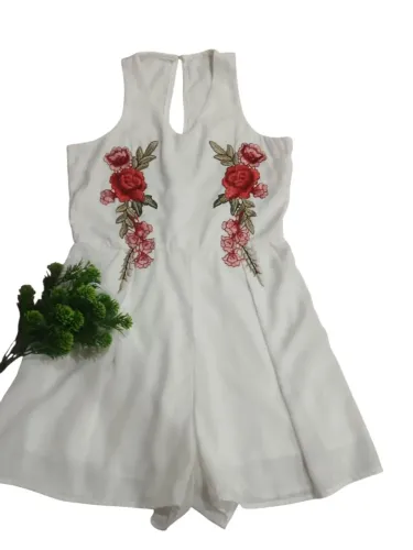 Macacão branco com bordado floral