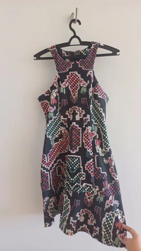 Vestido Estampado com Detalhes Vibrantes