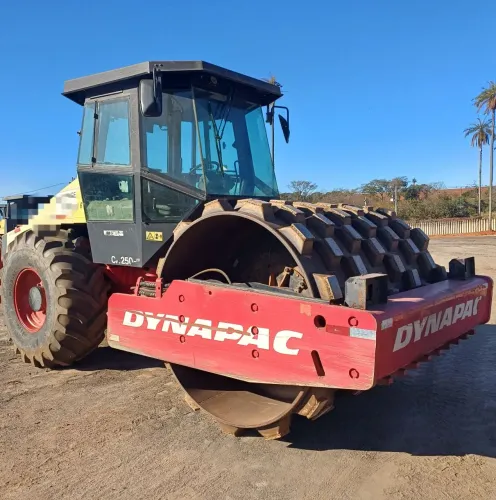 Rolo compactador Dynapac CA250 cabinada 