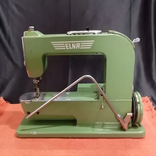 ANTIGA MÁQUINA DE COSTURA ELNA