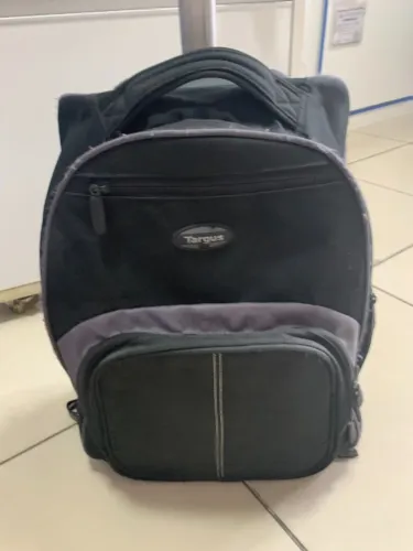 Mochila preta marca Targus grande de rodinha