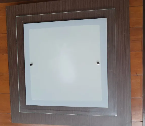 Plafon de teto quadrado. 47x47cm, vidro 37x37cm