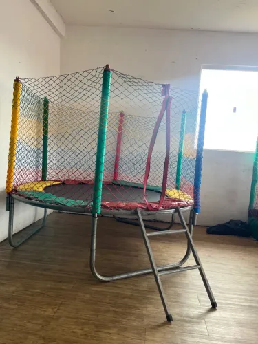 Pula-pula e casinha de bolas aluguel de brinquedos