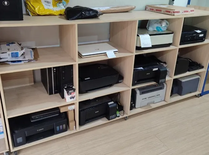 Estante de Madeira com rodinhas