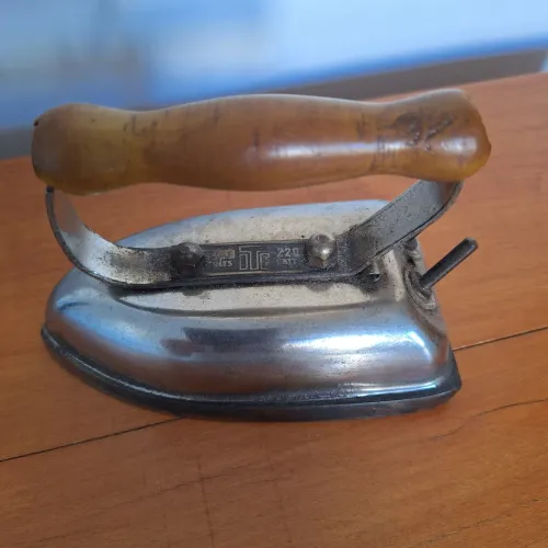 Ferro de Engomar Antigo - Peça de Coleção