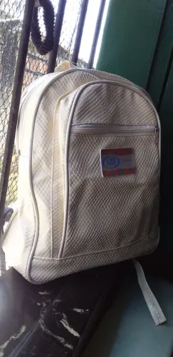 Mochila bege com detalhes em branco