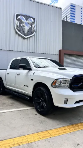 Ram Classic Laramie Night Edition 5.7 V8 16V Gasolina 4X4 Aut. 2022