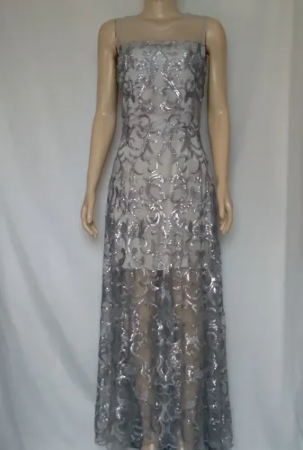 Vestido de festa longo todo com aplicação em renda e lantejoulas renda