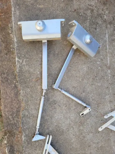 Dois Fechadores de Porta em Ótimo Estado