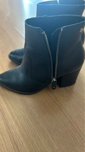 Bota de Couro Preta - Conforto e Estilo! LANÇA PERFUME