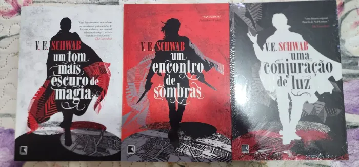 Livros Trilogia Um Tom Mais Escuro de Magia de V. E. Schawb