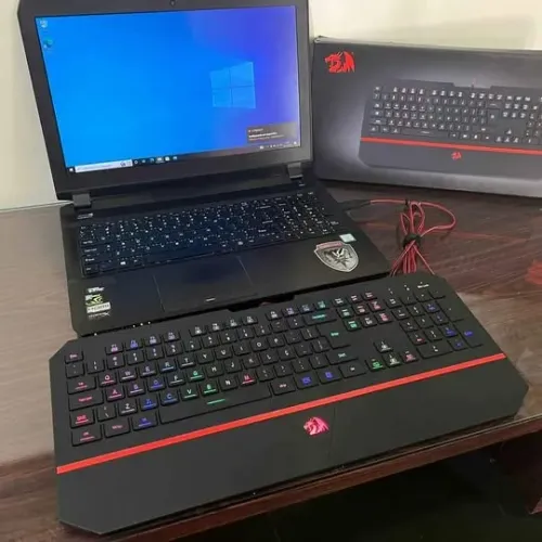 Teclado gamer Karura 2 preto com leds coloridos.