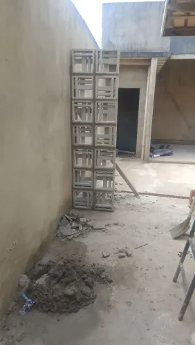 Procuro ajudante de pedreiro 