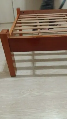 Cama de solteiro em madeira