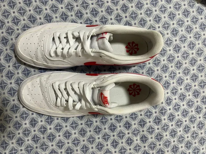 Nike Court Vision low branco com detalhe vermelho