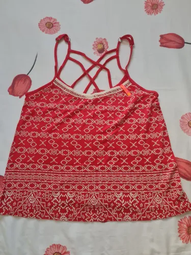 Blusa vermelha com detalhes