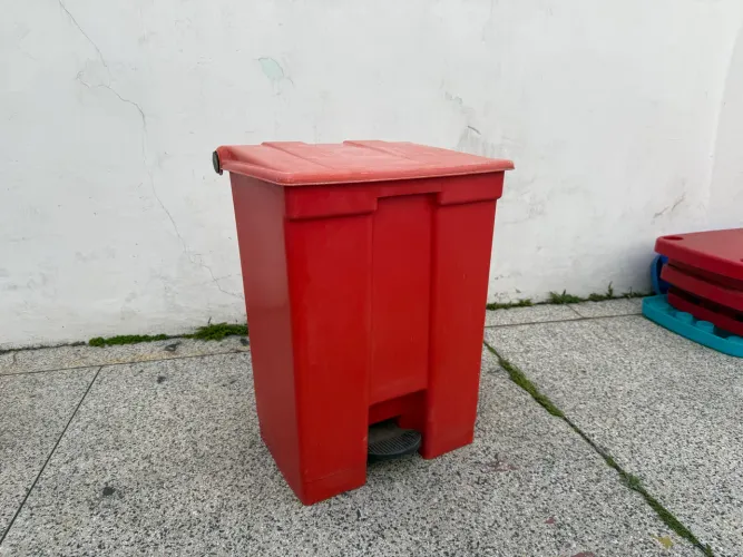 Lixeira Plástica 60L com Pedal