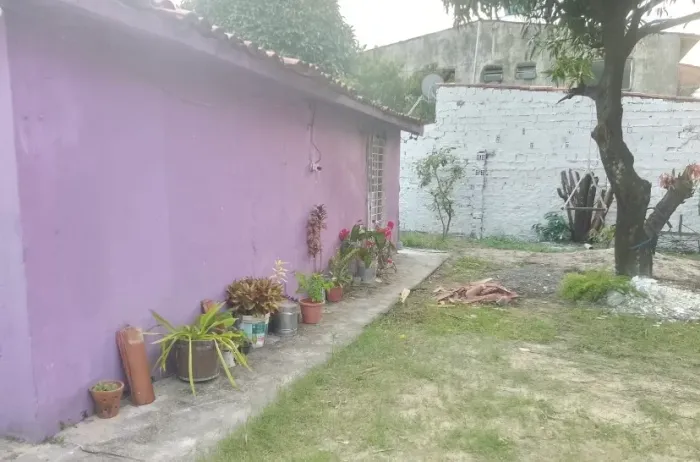 Casa solta com quintal , 3qts, sala estar e jantar, cozinha, WC aocial, terraço, quintal