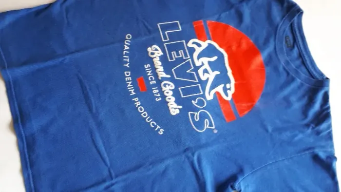 Camiseta Infantil  Azul - Marca Levi's - tam M - com estampa-  usada em bom estado