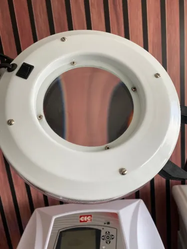 Luz de mesa com lupa estética 