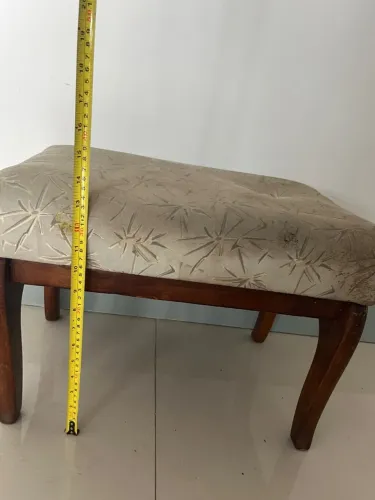 Puff antigo madeira maciça e estofado provençal