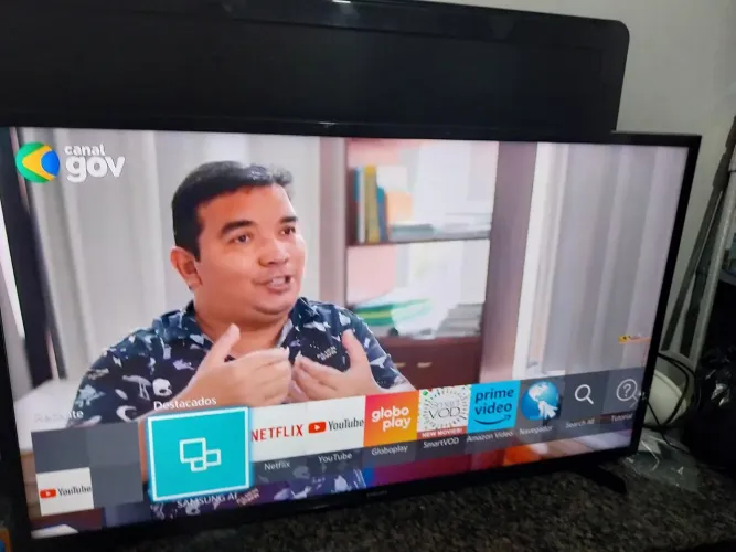 Tv 40 smart Wi-Fi  YouTube Netflix  