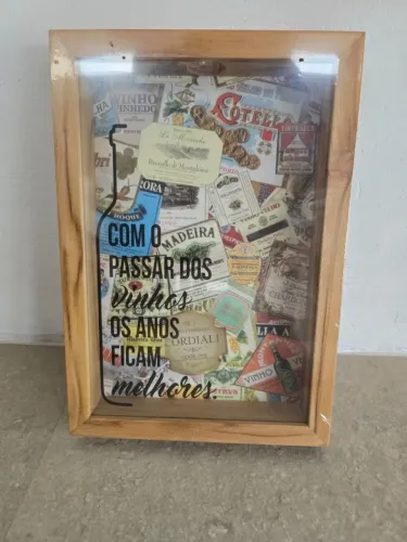 Quadro porta rolha vinho Madeira e Vidro