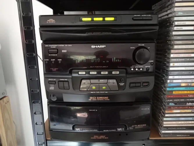 Central Mini sistem Sharp modelo CD-C570 funcionando parcialmente.