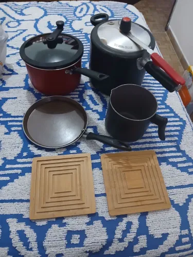 Panela de pressão, pipoqueira, caneco, tapioqueira, descanso ee panela