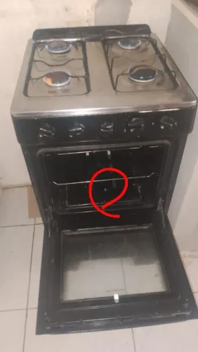 Fogão 4 bocas pegando perfeitamente as bocas e os fornos