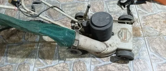 Roçadeira  de grama com coletor 