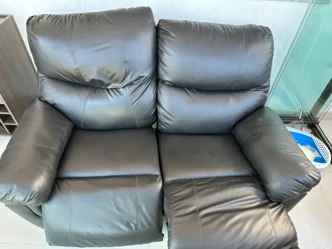 Vendo sofá preto de corinto de 2 lugares reclinável usado 